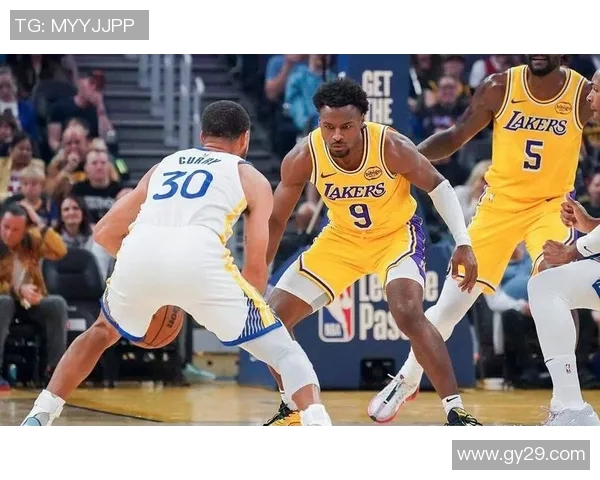 勇士队再次击败湖人队，库里独得40分献绝杀，勇士主场取胜